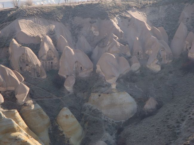 岩に穴が開けられています。岩の中は夏涼しく、冬暖かくて快適らしい。