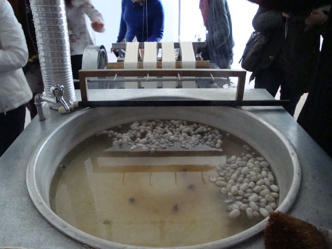 ご存知、絨毯やへGO.。ほんと、いいものを作るのは大変そう。若い人でないと目が悪くなってできないそうです。