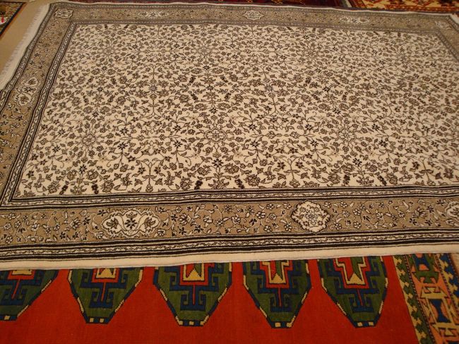 この絨毯、素敵でした。染めてないんですよ。実際のウールを色分けして織られてます。こんなん初めて見ましたあ。