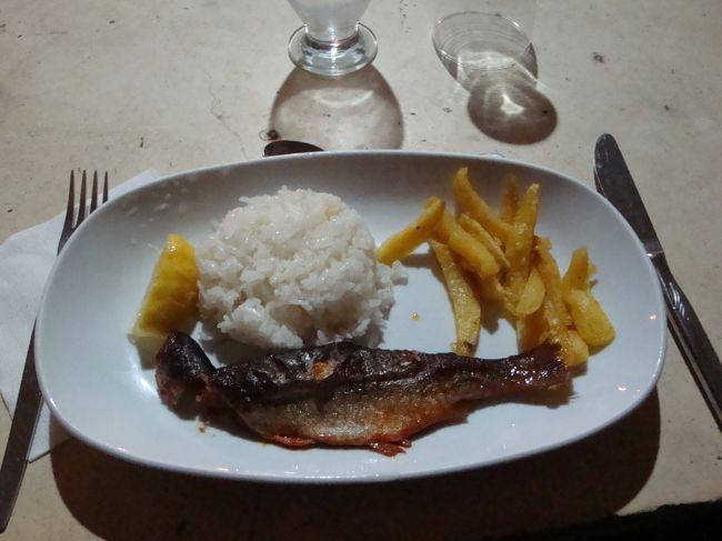 洞窟レストランでマス料理