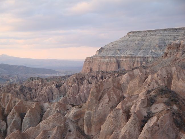 このピンクがかった岩肌に夕日があたったら真っ赤になりきれいだろうな。どうか、夕日が見れますように。