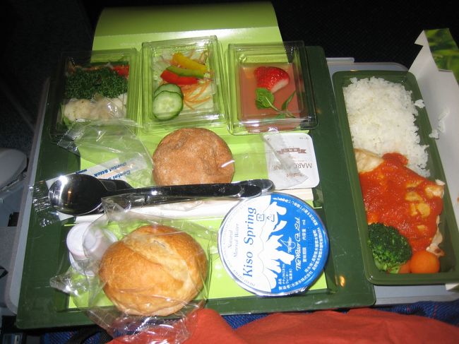 久しぶりに個人予約のため、前回ルフトハンザで失敗<br />（フルーツと野菜とあったので頼んだらほとんど野菜のうさぎめしだった；；）<br />したので食事は素直にローカロリー食を頼んだ。<br />結果は＋−＝0<br />油が省かれている分、何かおいしくない。<br />普通でよかったかしれない。（隣の友人のと比べて）<br />でも、先に配られるし、お徳ではある。<br />ビールは250mlのハイネケン<br />言えばくれる。