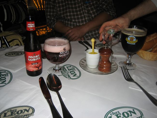 着いたその晩に出かける。<br />思わず憧れのさくらんぼビールを頼んでしまうが<br />食事とは合わないんでないの？<br />有名なムール貝のお店。<br />同行のおじさんがいつも使ってるので安心。