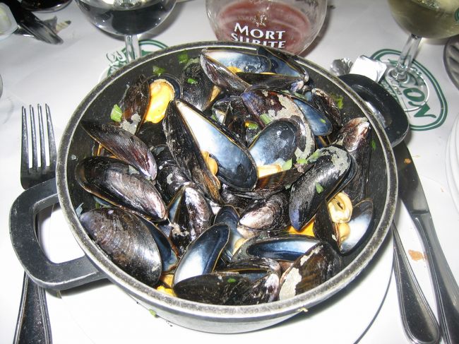 その噂のムール貝、初めてたべた。<br />おいしい♪<br />もうこれで思い残すことはない．．．