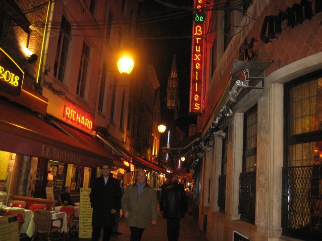 この界隈・・レストランは良く選んでね・・<br />しっぱいすると大変なことに＞＜；<br />高いんです！