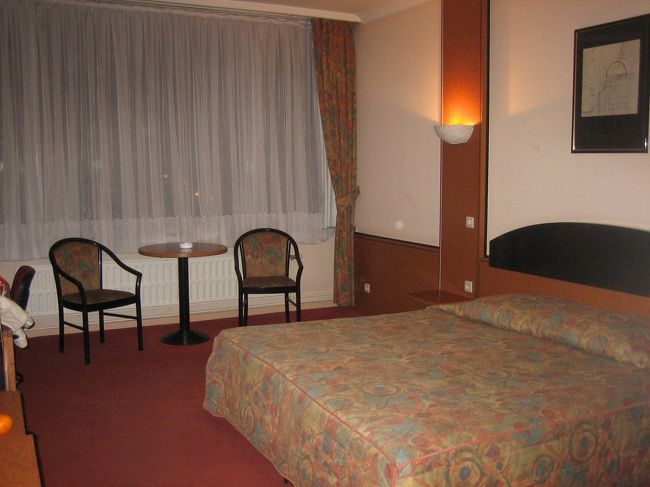 宿泊したホテル<br /><br />北駅から　かなり近い、夜は出歩けません。<br />飾り窓　初めてみました〜♪<br /><br />中華系のホテル、おばさんがひとりだけ日本語少しできる。<br />女子一人なのでダブルにひとり部屋<br />えらくひろい。<br />なぜかバスルームとトイレが別<br />それはそれで便利。<br />初日にバスをお貸しする。<br />時間節約のため<br />