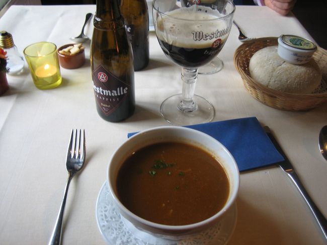 ブルージュでのランチ<br /><br />友人のブログで見ていたレストラン<br />偶然見つけてランチの時間にもう一度再訪<br />（まだ早かったので散歩して時間をつぶしてた）<br /><br />スープとか前菜も選べるしメインも選べる<br />もちろん地ビールと食後の珈琲もいただいた。<br />この時ユーロが高く円安で苦労したがいい店にあたった。<br /><br />ブルージュをくまなく散歩したが、余りの寒さにはやめに戻る。