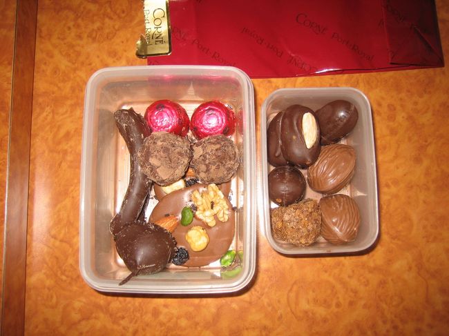 大好きなノイハウスのチョコレートとコルネ？<br />店では袋で買い、ホテルの部屋で入れ物へ詰め替え<br />自分用なので見栄を張る必要はない。<br />すべてユーロ高が悪いのよ；；<br />今なら好きなだけ買えるのにね。