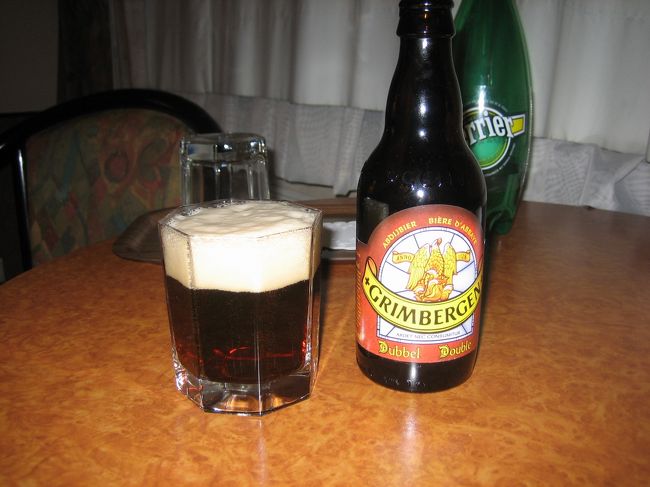 冷蔵庫へスーパーで買ったものを入れておいたので<br />帰国の朝まで飲んで処理をする始末♪<br />おじさんがコップ欲しさに買ったビールは飲まないから・・<br />と6本もらったので飲める二人で処理をしたため<br />かなり買う分が減って助かった。<br /><br />スーパーではサラダやチーズ、サラミ、ビール等<br />を買い込み寝しなや外食しなかった日に部屋で<br />食べたりして安くおいしかった。<br />円安でも滅多多に行かない欧州では必要な物は<br />買って帰るしかない。<br />買って帰れるのはバジリコの乾燥粉末くらいと<br />あとチョコレートね。<br />真冬の欧州へ久しぶりに行ってその寒さと美しさ<br />おいしさはひとしおだった。<br />地ビールがいっぱいあるので・・・ベルギー万歳♪<br /><br />その他<br />偶然しょんべん小僧を見た。<br />向うからいっぱい観光客が来るので逆に辿ったら居た。<br />あと大きな本屋へ行けたのが良かった。<br />外国で大きな本屋さんへ行けるのは楽しい。<br />今なら買ったであろう大きな本を重たかった<br />のもあるが円安のためあきらめた。<br />（円安のバカ〜！）