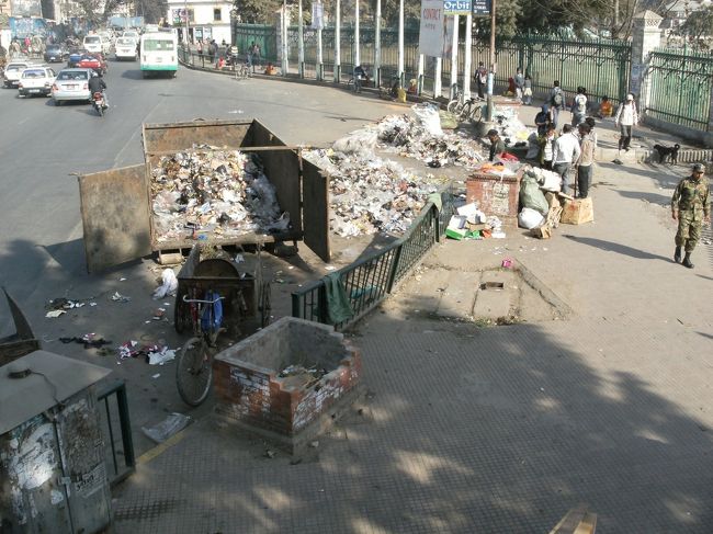 <br />　カンティ・バト通りで見た、ゴミの山・・<br /><br />　これからゴミ回収がある<br />