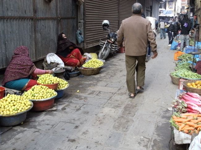 　インドラ・チョーク周辺<br /><br />　　早朝から通りに露天が出ている<br /><br />　　この露天は午前９時まで、９時になると一斉に店を閉める。商店がオープンするからだ。それまでは店の前で商売することが、暗黙の了解となっているようだ。<br />