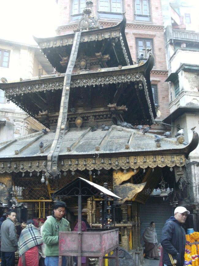 <br />　　小さな寺院も、<br /><br />　　朝からお参りする人が多い・・