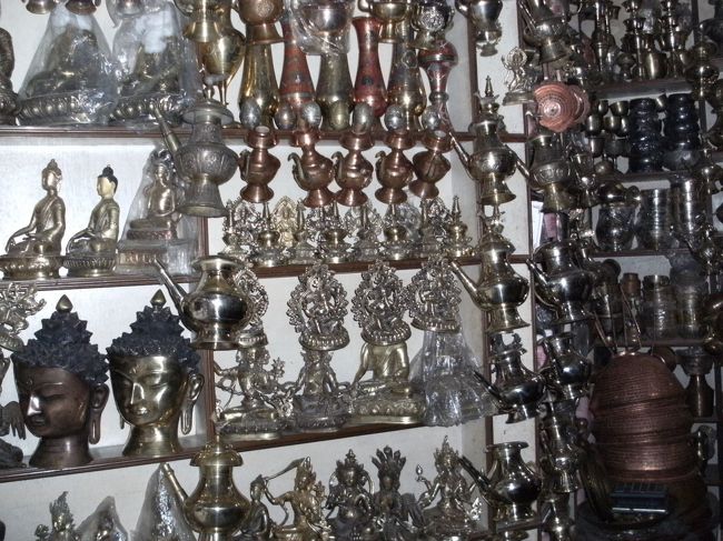 <br />　　金属食器を売っている店に入る・・