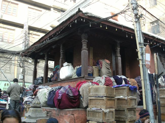 <br />　寺院も商品陳列場に・・