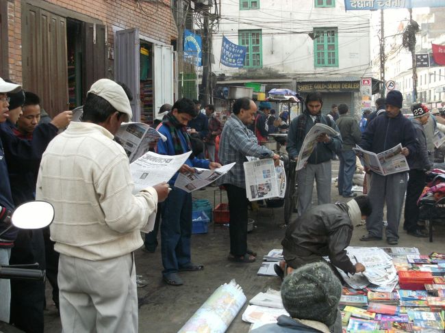 <br />　朝から新聞の立ち読み・・