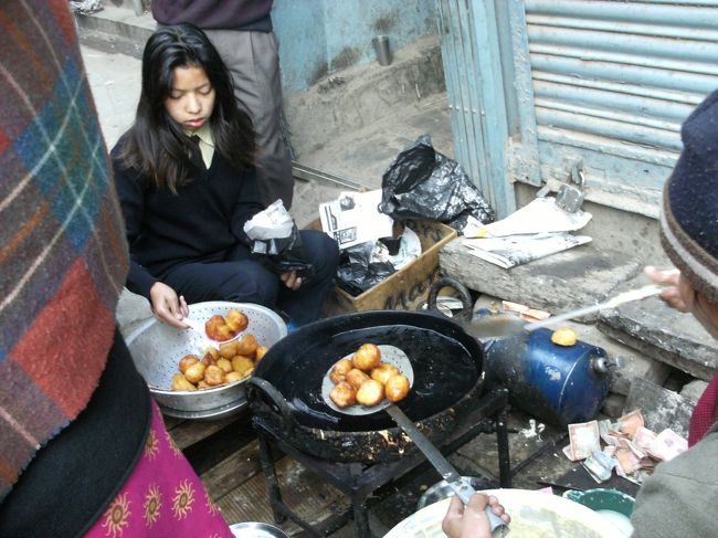<br />　ここにも揚げ物やさんが・・<br /><br />　制服を着ている女の子は登校前の手伝いか？<br /><br />　少しでも家の手伝いをと・・・・<br /><br />　その側を制服を着たボーダースクールの子どもたちが登校していた、格差がはっきり！！