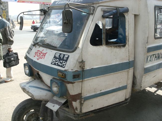 <br />　移動手段は三輪自動車<br /><br />　テンプーという乗り合いオート三輪・・・<br /><br />　街中では大人気だ！