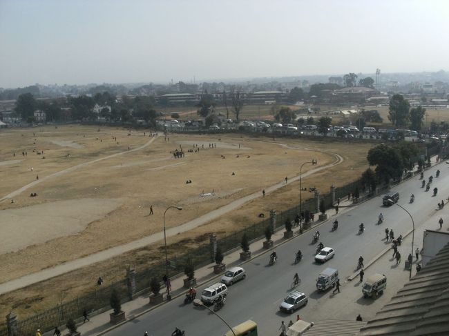 <br />　カンティ・バト通り<br /><br />　かなり広い広場がある・・・