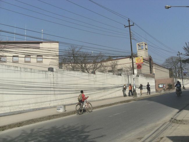 <br />　タメルから北へ歩いて２０分・・<br /><br />　日本大使館を目指す・・