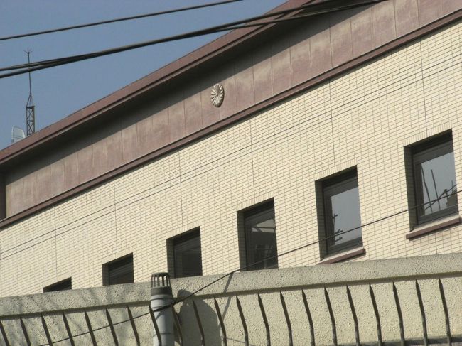 <br />　大使館の建物には、”菊の御紋”が・・・<br /><br />　各国の大使館や領事館には、必ず”菊の御紋”があります、