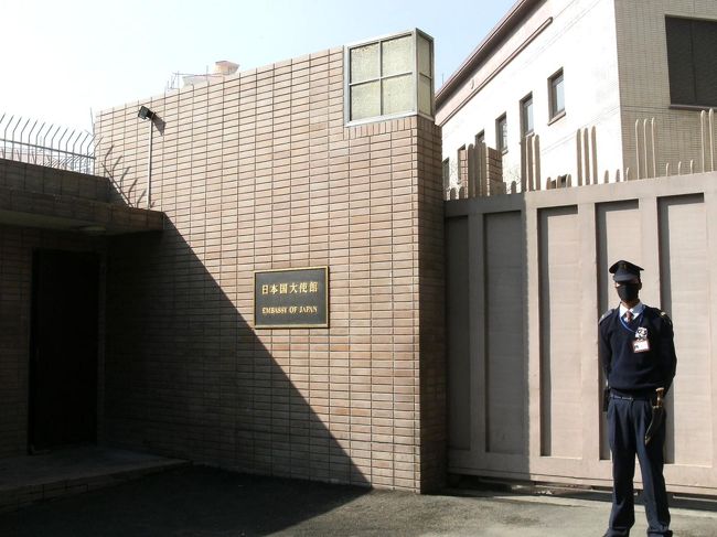 <br />　ネパール日本大使館正門・・・<br /><br />　「日本人か？」と尋ねるので、「そうだ！」と応えると、警備員はニコッと笑った。