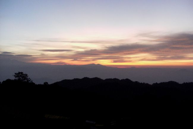 <br />　早朝５時にゲストハウスをＴＡＸＩで出発・・<br />　<br />　ビゼ君、知人のＴＡＸＩドライバー、ビゼ君の従弟に私の四人。ＳＵＺＵＫＩの車は四人乗ったら狭い・・<br /><br />　午前６時４０分頃、ナガルコットの丘に到着・・