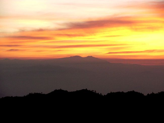 <br />　遠くにヒマラヤの山並みが望める・・<br /><br />　一眼カメラでないのが残念！望遠レンズがあれば・・<br /><br />　コンパクトカメラでもこれだけ撮れればいいか！