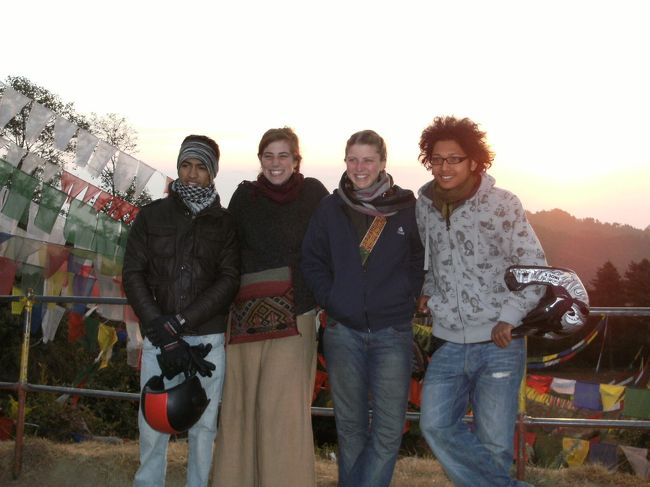 <br />　バイクでやってきた観光客・・・<br /><br />　運転は地元の若者、ナガルコットのホテルに泊まっていた客は、バイクで丘までやってくる。<br /><br />　ホテルからバイクで５分くらいか？