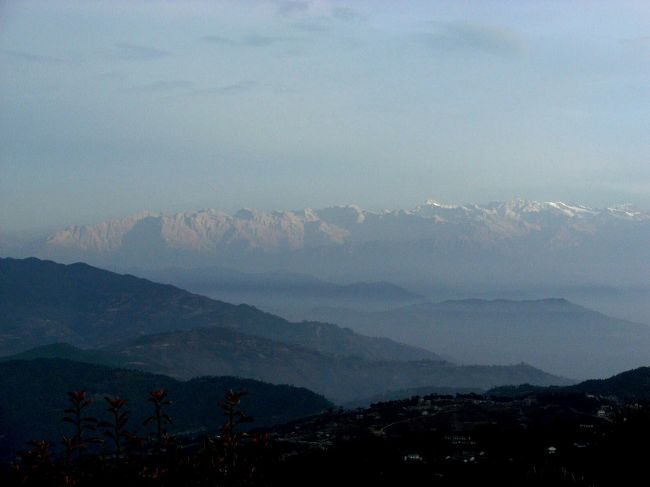 <br />　遠くにヒマラヤの山並みが見えてきた・・<br /><br />　最大画像でどうぞ！