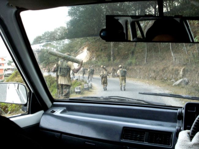 <br />　ナガルコットの帰途、ネパールの兵隊さんが訓練をしていた・・<br /><br />　邪魔しないように行く・・<br /><br />　兵隊さんは材木を担いで歩いていた、<br /><br />　かなり強行軍だ！タクシーの中からこっそり撮らせてもらう・・