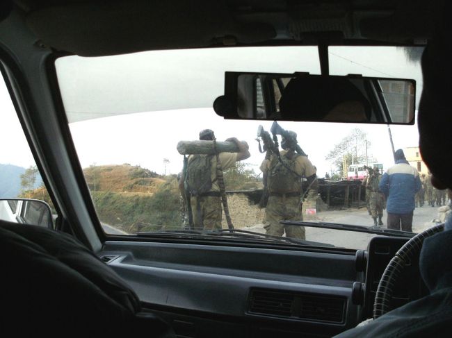 <br />　寒いのにＴシャツ一枚だ！<br /><br />　思わず、”ご苦労さん！”<br /><br />　兵隊さんは、大変だなー、<br />　「ネパールは徴兵制か？」「いや任意・志願だ！」とのこと・・・