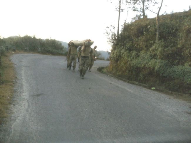 <br />　電信柱のような大きく太い材木を二人で担いでいた・・<br /><br />　おそらく初年兵の訓練だろう、そういえば勇猛果敢な、”グルカ兵”はここネパールだった！<br /><br />　かなり厳しい訓練と見た・・・・！