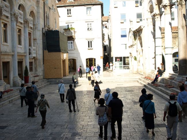 地下を出て、海とは反対方向へ進んでいくと<br />旧市街の中心地・ペリスティルに着きます。<br /><br />ここを中心に、北が兵舎、南（海側）が私邸と<br />なっていたそうです。