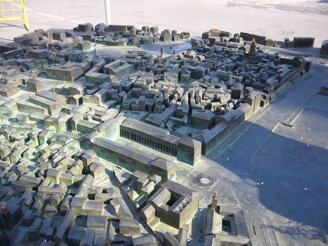 階段を降り、その後もブラブラ。<br /><br />スプリットの街の模型を見つけました。