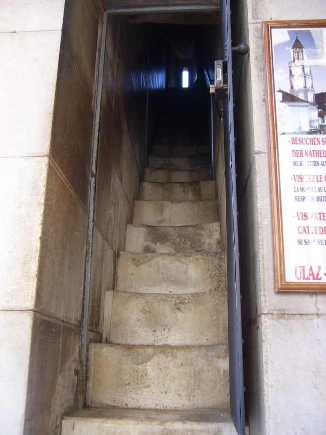 この大聖堂は階段で上まで登れます。