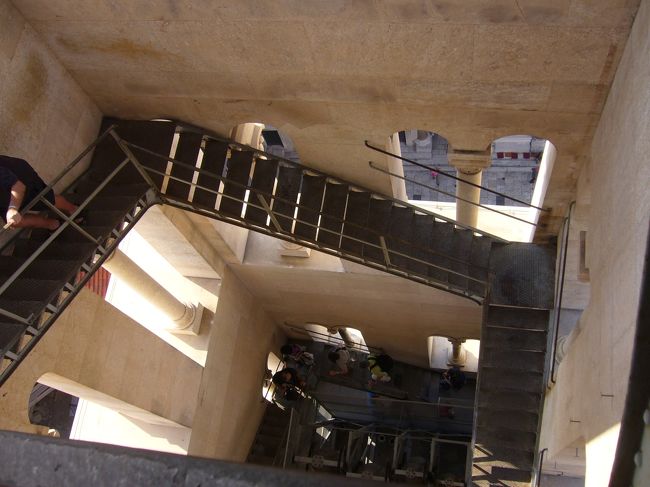 幅が狭い階段をずーっと登っていくと・・・