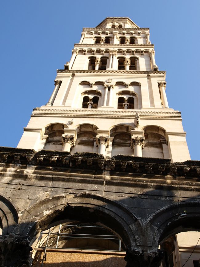 海側からペリスティルに向かうと右手に見えるのが<br />大聖堂。<br />もともとはディオクレティアヌスの霊廟として<br />建立、後はキリスト教の教会として使用された。<br />