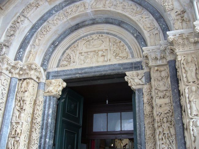大聖堂の入口。<br /><br />彫刻が繊細な造りになっていて、しばし見とれて<br />しまいました。