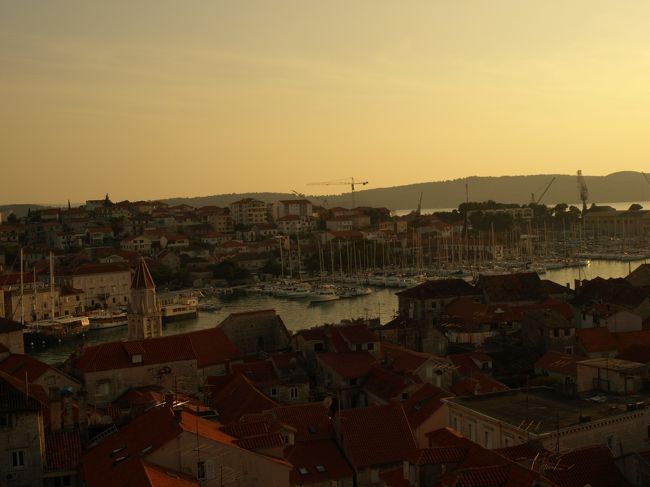 スプリットの大聖堂に続き、ここでも上まで登ってみると・・<br />（ここも結構階段キツめ）<br /><br />ちょうど夕日が沈み始める頃で、雰囲気ある<br />景色が見れました。<br /><br />