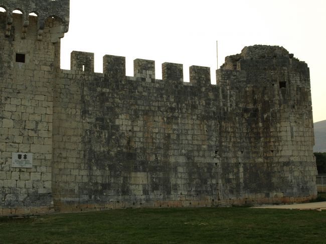 街の端にある、カメルレンゴの砦まで<br />行ってみました。<br /><br />後から知ったのだけれど、砦の上に行けるみたいで（有料）、トロギールの街を見下ろせるようです。