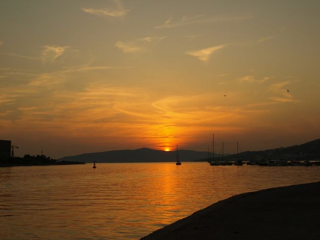 カメルレンゴの砦辺りから、ちょうど夕日が沈む瞬間が見れました。<br /><br />幻想的でした。