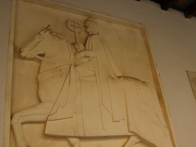 ロッジアの壁の、祖国を守るためにオスマン・トルコと戦った英雄のレリーフ。