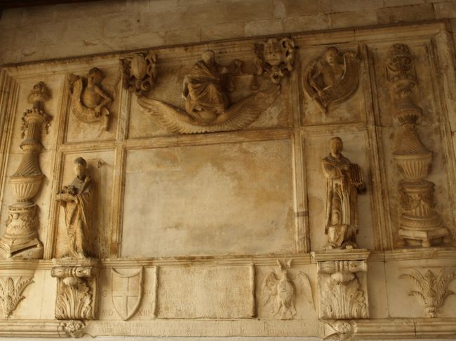 天秤を持つ聖母像。