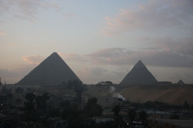 色々と読ませていただいた他の方のブログで、プールサイドからピラミッドが見える事を知っていたので、朝食後プールサイドに出てみた。<br />日本人らしき男性が一人プールサイドで写真を撮っていた。<br />うーん、このプールサイドからの眺めはイマイチだなぁ。<br />メンテナンス中で視界を遮るボードがある。<br /><br /><br />ホテルの外に出てそこからピラミッドを撮ってみたが、これもなんかイマイチだ。<br />館内で何枚か撮影した後、部屋に戻ってベランダに出てみる。<br /><br />私の部屋は５６６。眺めがいい。プールサイドよりもホテルの外からよりもこのお部屋からの眺めが一番よかった。