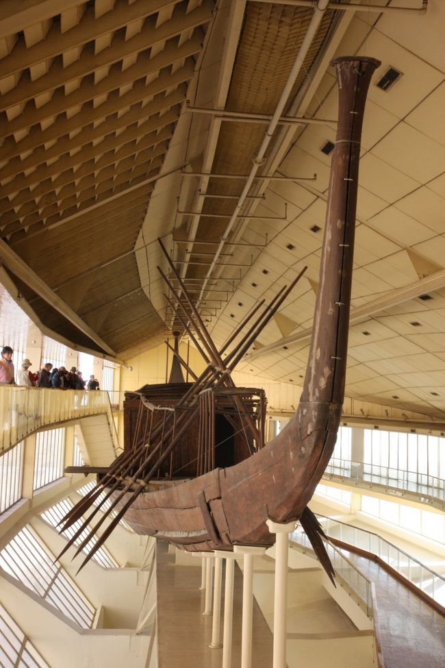 この館内、クフ王の葬儀用の船が展示されている。<br />船の全長は43メートルで1224のパーツで構成されていて1954年の発見当時には650個に分解されていた。復元された船は1983年に納められた。<br /><br />この辺りの気候が乾燥しているからこそ、腐る事なく組み立てる事が出来たのはわかるけれど･･･。<br /><br />大きくて木製で不安定そうな、この船。<br />本当に船として使われていたのかしら？と、なんとなく疑問に思ったのは私だけだろうか。