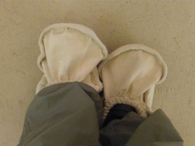 太陽の船博物館では、入館時に渡された袋を靴の上から履く必要がある。<br />この袋がかなり大きくて、歩いているうちに脱げてしまうのではないか？と、説明を聞きつつ足元が気になる・・・。