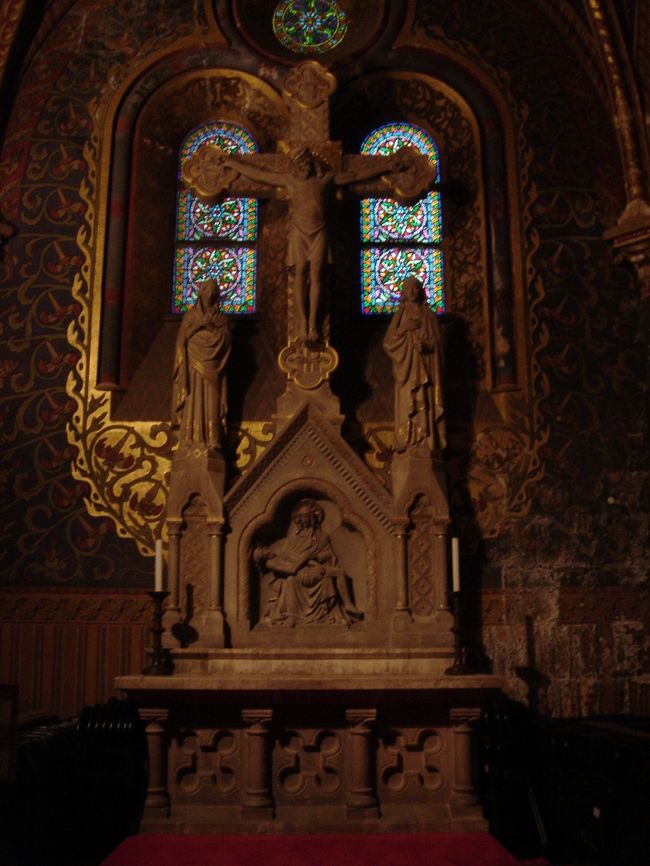 現在はカトリック教会ですが、過去にはオスマン朝に占領され、モスクにされた事もあるようです。<br />その為か薄暗く、装飾などもどことなく中東色が漂っていました。