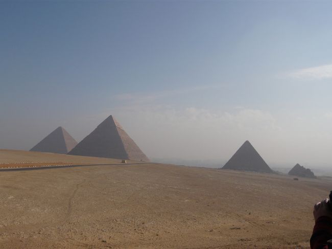 ３大ピラミッド全てが見える場所に移動する。<br />ここでツアーメンバー揃っての集合写真を撮る。５＄を払って購入したと記憶しているが、多分お安い方だろう。勿論、自分のカメラでも撮った。<br /><br />３大＝３代で、左から、クフ王、カフラー王、一番右がクフ王を祖父、カフラー王を父に持つメンカフラー王のピラミッドだ。