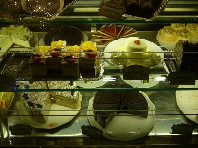 ハプスブルク家、特に、シシィに愛されたカフェとして有名なGerbeaudに行ってきました。<br />ちょっぴり高めですが素敵なお店でした。  <br />ショーケースには沢山のケーキが並んでいて<br />何を注文しようか迷ってしまいました。