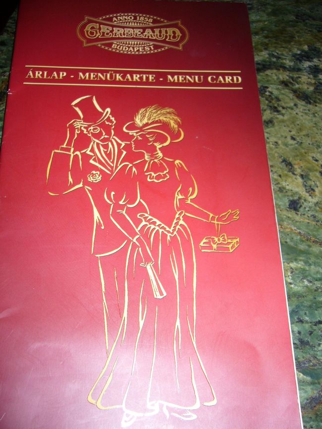 メニューです。<br />英語でも書いてあったような・・・気がしますが<br />よくわからなくて、結局ケーキはショーケースに行って選んで注文しました。